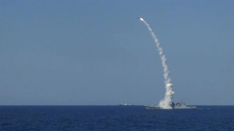 Ρωσική φρεγάτα εκτόξευσε πυραύλους εναντίον θέσεων του Ισλαμικού Κράτους στη Ντέιρ αλ Ζορ