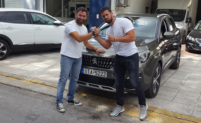 Ο υπογράφων Βασίλης Σαρημπαλίδης με τον Κωνσταντίνο Βασάλο και... φόντο το Peugeot 3008 που κέρδισε στο survivor 