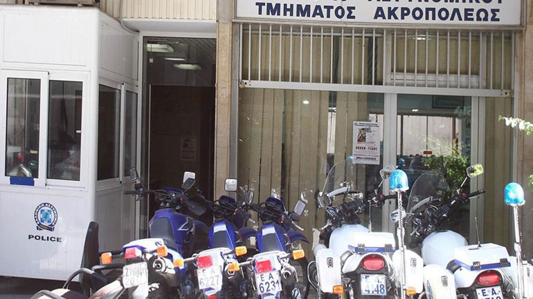 Αστυνομικός κρατούμενος στο Α.Τ Ακροπόλεως μετά από μήνυση αλλοδαπού – Έχει κατηγορηθεί και στο παρελθόν
