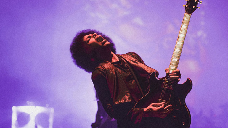 Μαζεύουν υπογραφές για την απομάκρυνση μνημείου του Κολόμβου και ανέγερση αγάλματος του Πρινς