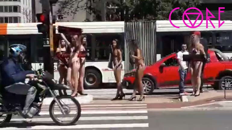 Κορίτσια με μπικίνι προκαλούν ατύχημα