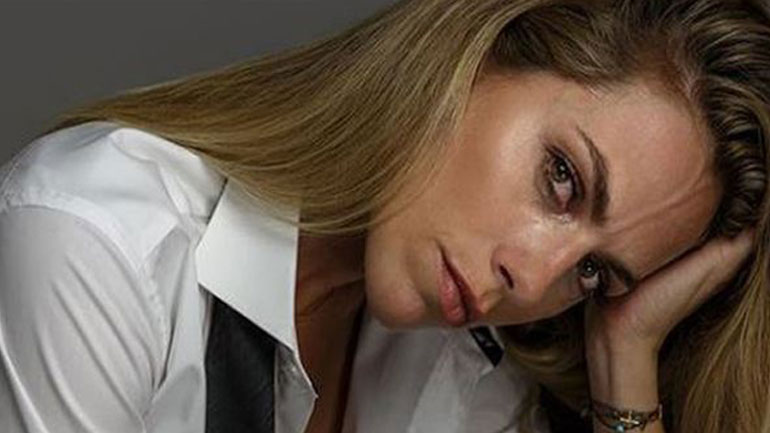 Η Ντορέττα Παπαδημητρίου ποζάρει με δακρυσμένα μάτια και δηλώνει: «Έρχονται μέρες που είναι λίγο δύσκολες…»