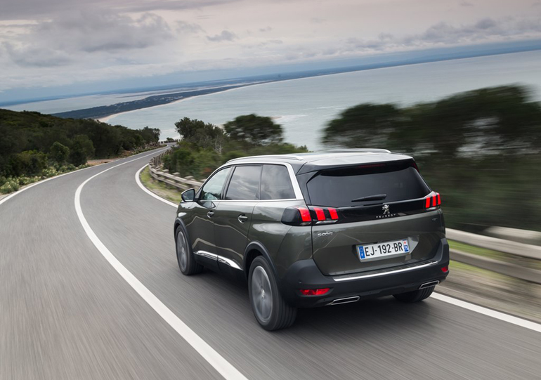 Το 5008 θυμίζει το 3008 αλλά είναι μεγαλύτερο και πιο... άγριο