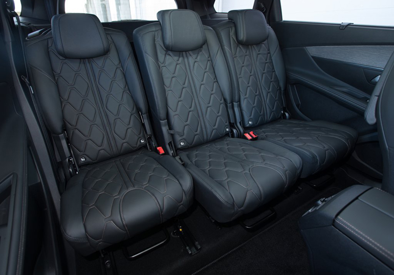 Τα καθίσματα της μεσαίας σειράς είναι ξεχωριστά και μετακινούνται ανάλογα με τις ανάγκες