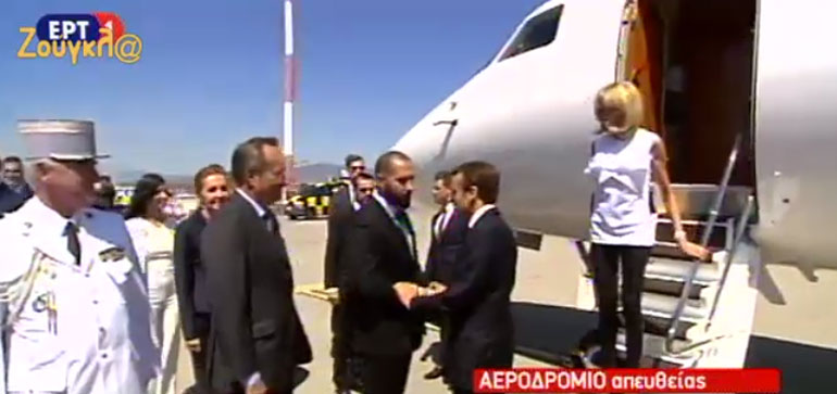 Ο κυβερνητικός εκπρόσωπος Δημήτρης Τζανακόπουλος και ο Γάλλος πρεσβευτής στην Αθήνα, Κριστόφ Σαντεπί υποδέχθηκαν τον Γάλλο Πρόεδρο