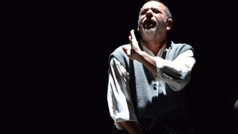 «Ήλιος με δόντια» του Γιάννη Μακριδάκη στο Μικρό Θέατρο Μονής Λαζαριστών