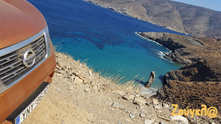 Σε μία εκπληκτική παραλία που έχει την ονομασία 'Της γριάς το πήδημα' (στην Άνδρο)...