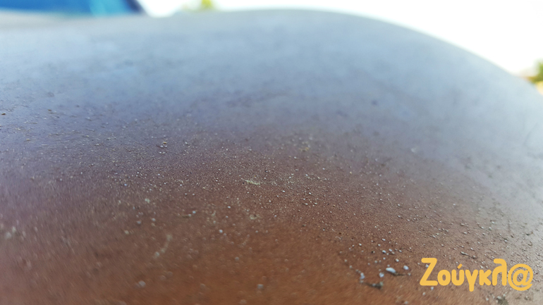 Για να μην υπάρχει απορία σχετικά με την φωτογραφία. Πρόκειται για καπό από Nissan Navar πάνω στο οποίο έχει 'κάτσει' νερό θαλάσσης. Απίστευτο!