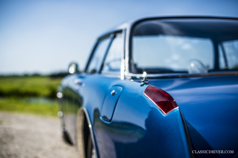 Τα πίσω φωτιστικά σώματα εκπέμπουν μία μαγεία...