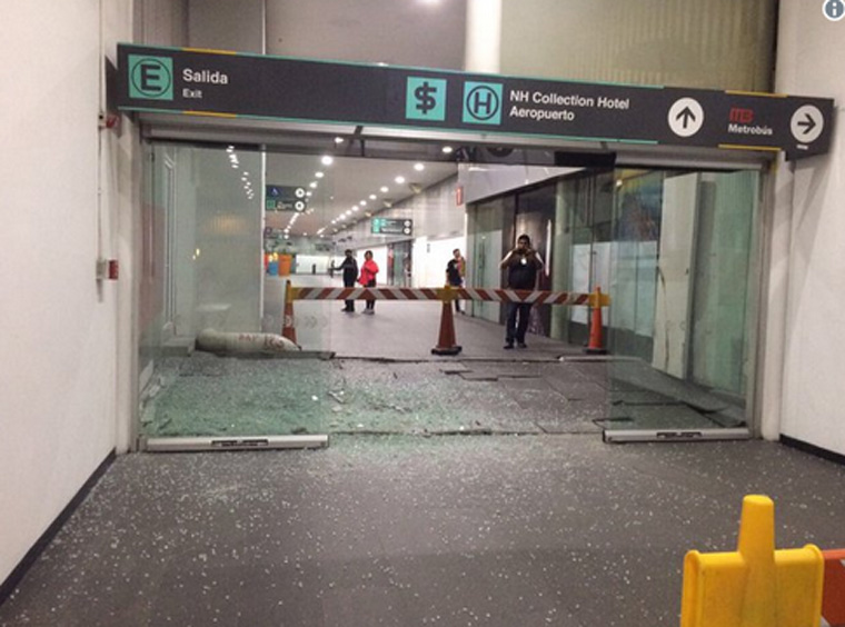 Έσπασαν τζαμαρίες στο αεροδρόμιο του Μεξικού