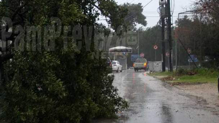 Ισχυρό μπουρίνι εκδηλώθηκε στην Πρέβεζα-Μικρές ζημιές
