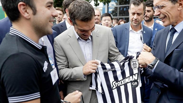 Δώρισαν φανέλα του ΠΑΟΚ στον Αλέξη Τσίπρα