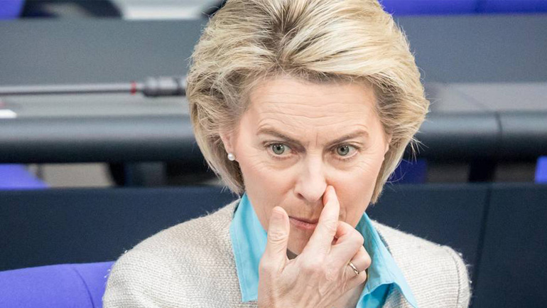 Ρωσία: Πυρά κατά της Γερμανίδας υπ. Άμυνας για τις δηλώσεις της περί πολεμικών παιχνιδιών της Μόσχας