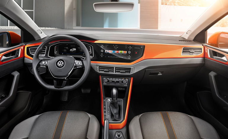 Εντυπωσιάζει το εσωτερικό με την απλότητα και τις μεγάλες οθόνες