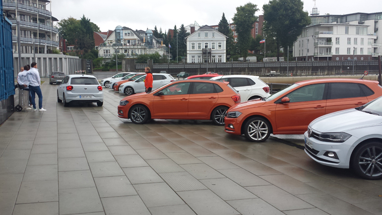 Προσφέρεται σε τρεις εξοπλιστικές εκδόσεις (Trim Line, Comfortline και Highline), σε μια σπέσιαλ έκδοση με την ονομασία Polo Beats