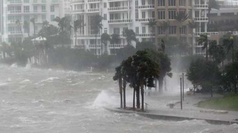 Στο σκοτάδι λόγω του Ίρμα τουλάχιστον 2 εκατομμύρια νοικοκυριά και επιχειρήσεις