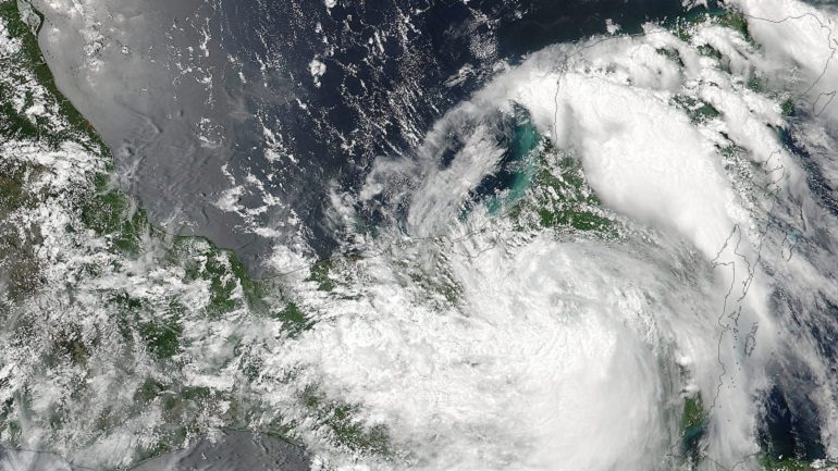 Δύο νεκροί και μεγάλες καταστροφές από την καταιγίδα «Κάτια» στο Μεξικό