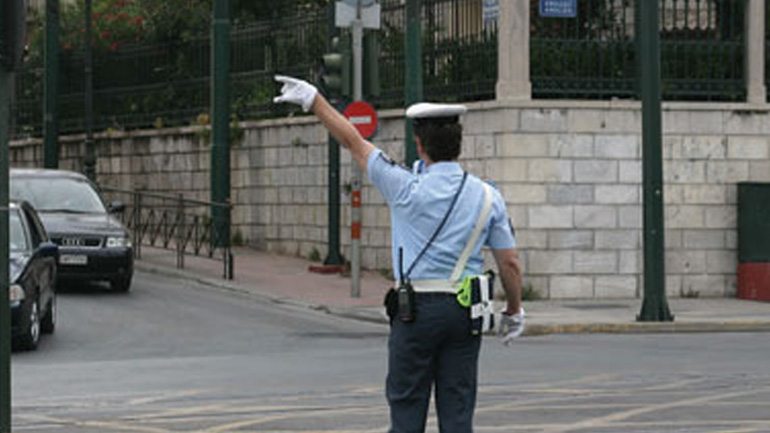 Οδηγίες κυκλοφοριακής αγωγής από τους τροχονόμους στους μαθητές την πρώτη ημέρα του σχολείου