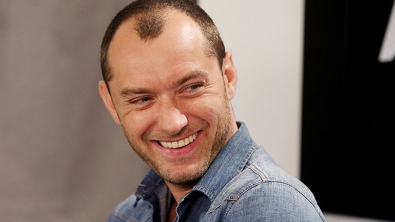 Jude Law μαζί με Elle Fanning και Selena Gomez στο καστ της νέας ταινίας του Woody Allen