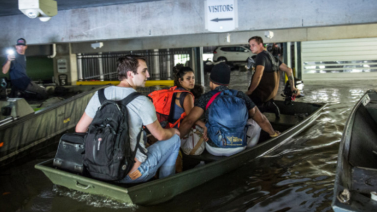 Η Πυροσβεστική των ΗΠΑ προειδοποιεί για τους κινδύνους από τα βακτήρια των υπονόμων μετά τις πλημμύρες