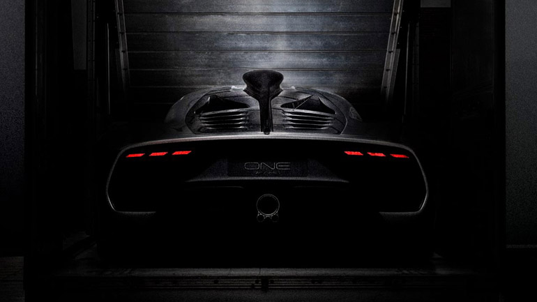 Η Mercedes των 1.100 ίππων από την πίσω όψη Η Mercedes των 1.100 ίππων από την πίσω όψη