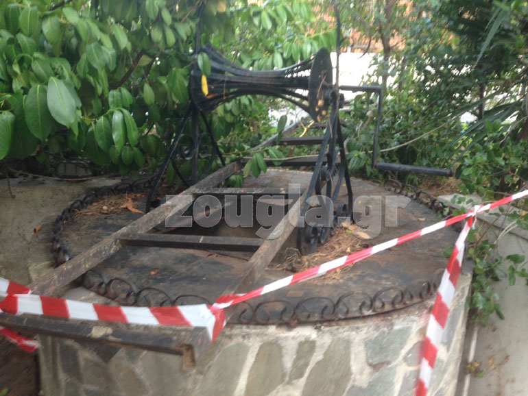 Το πηγάδι 'σφραγίστηκε' πρόχειρα στη συνέχεια, από την Πυροσβεστική. Όπως φαίνεται, ο μικρός πάτησε πάνω στο κάλυμμά του, το οποίο υποχώρησε, με αποτέλεσμα την πτώση του