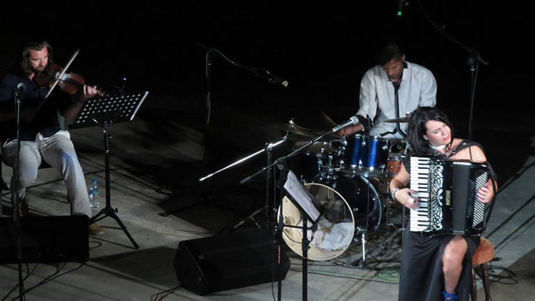 Το Θέατρο Βυζαντινών Νερόμυλων κατακλύστηκε από κοινό στη συναυλία της Ζωής Τηγανούρια