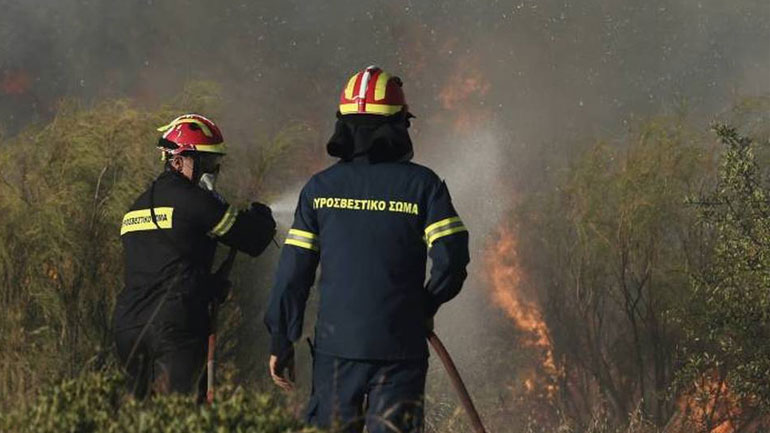 Πάτρα: «Η φωτιά απειλεί την Άρλα»