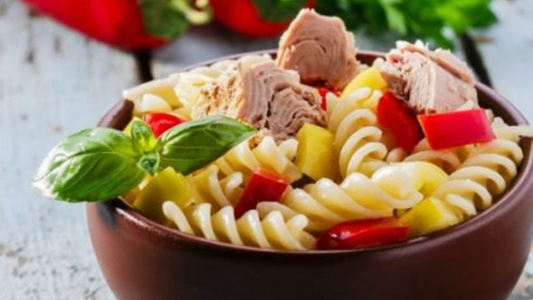 Τονοσαλάτα με ελιές και ζυμαρικά