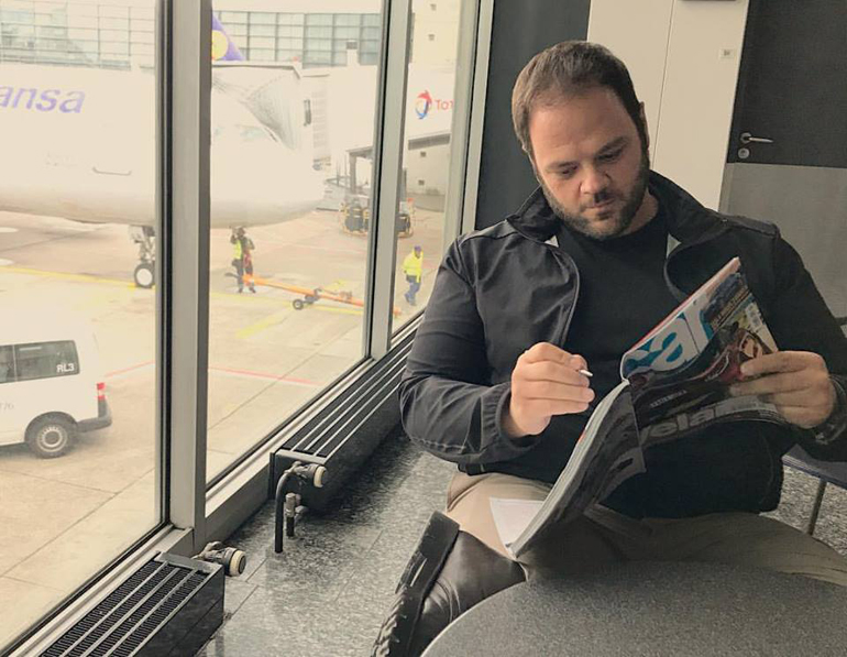 O Τάκης Τρακουσέλλης διαβάζει το περιοδικό CAR το οποίο ενδέχεται να είναι και αυτό που θα δούμε και πάλι στα περίπτερα. Επίσημη ανακοίνωση θα έχουμε σε λίγες ημέρες...