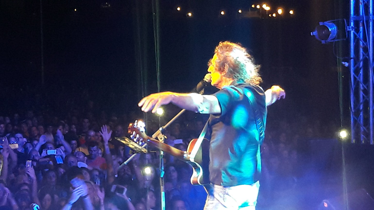 12.000 θεατές στον Βασίλη Παπακωνσταντίνου, στο φινάλε του φεστιβάλ «Λιπάσματα 2017 – Φεστιβάλ στη θάλασσα»