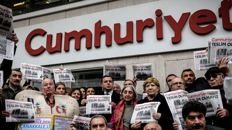 Τουρκία: Επαναλαμβάνεται η δίκη της εφημερίδας Cumhuriyet που ασκεί κριτική στον Ερντογάν