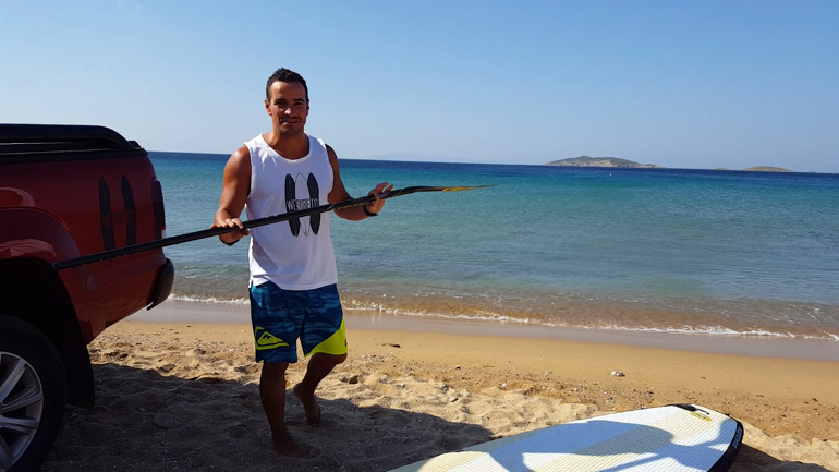 O εκπαιδευτής και αθλητής του SUP (Stand Up Paddle) Άκη Χρυσοχού