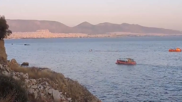 Ναυάγιο του «ΑΓ.ΖΩΝΗ ΙΙ»: Η πετρελαιοκηλίδα από τη Σαλαμίνα έφτασε στην Πειραϊκή