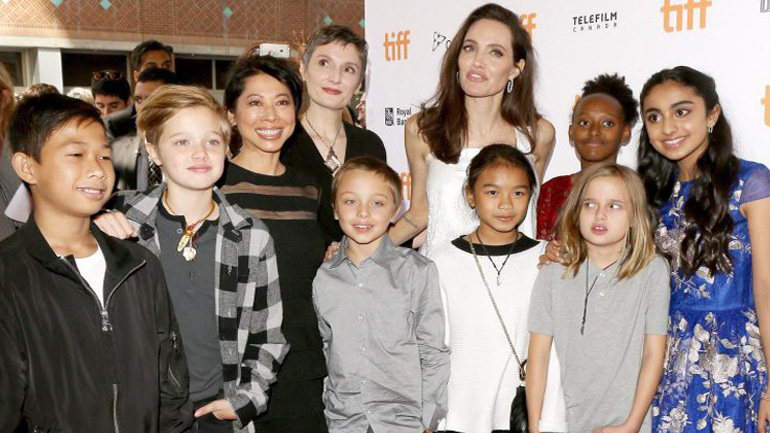 Η Αντζελίνα Τζολί και τα παιδιά της φωτογραφίζονται στο κόκκινο χαλί του φεστιβάλ του Τορόντο