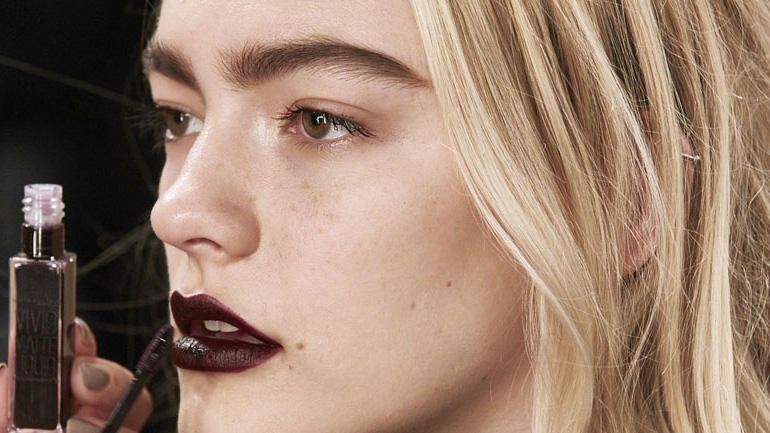 Το σκούρο κραγιόν είναι μία από τις πιο hot τάσεις της σεζόν- Μάθετε πώς να το φορέσετε σωστά!