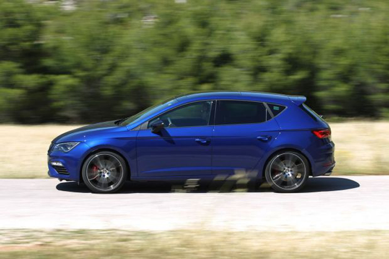 Από το συγκεκριμένο SEAT Leon Cupra έκλεψαν τα ζαντολάστιχα (φωτογραφία: drive.gr)