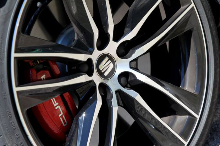 Οι 19άρες ζάντες του ισπανικού... τέρατος (φωτογραφία: drive.gr)