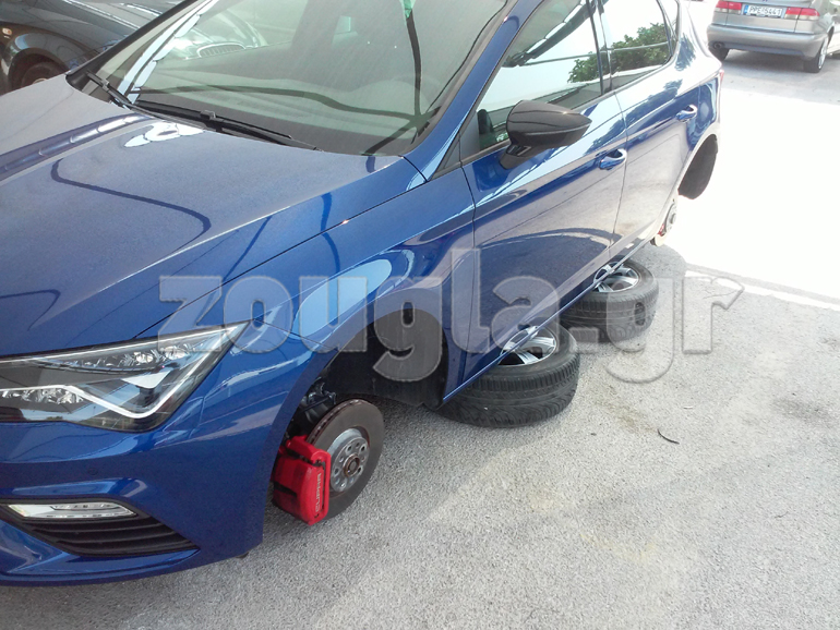 Οι αετονύχηδες έκαναν τη... δουλειά τους και παράτησαν το αυτοκίνητο στον αέρα και πάνω σε μία άλλη τετράδα από ζαντολάστιχα!