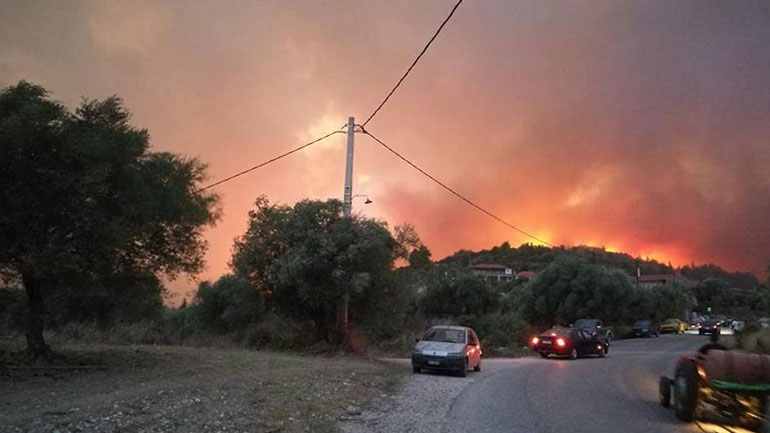 Σε εξέλιξη η μεγάλη πυρκαγιά στην Αχαΐα Σε εξέλιξη η μεγάλη πυρκαγιά στην Αχαΐα