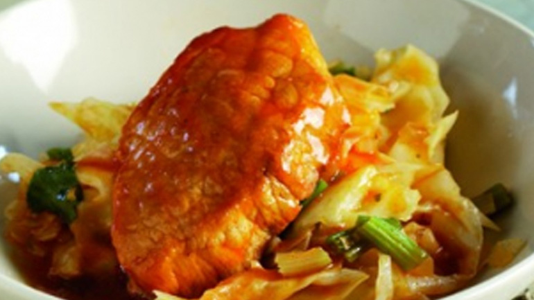 Κοτόπουλο με λάχανο κοκκινιστό στην κατσαρόλα