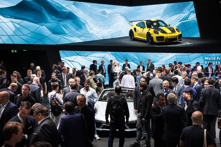 Η Porsche πάντα συγκεντρώνει πολύ κόσμο στο περίπτερό της...