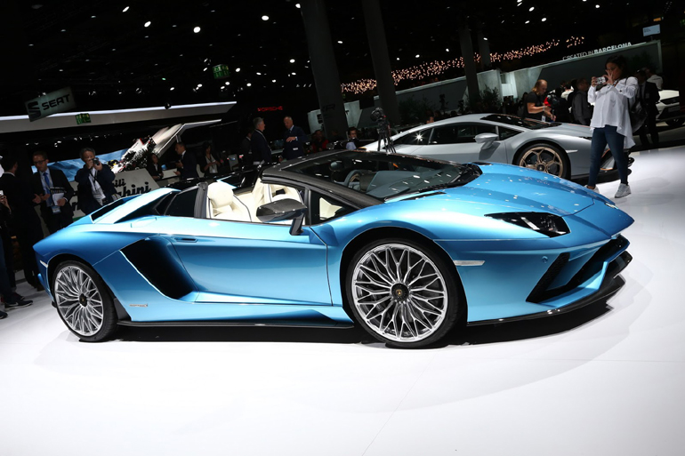 Παγκόσμια πρεμιέρα για την Lamborghini Aventador S Roadster των 740 ίππων!!!