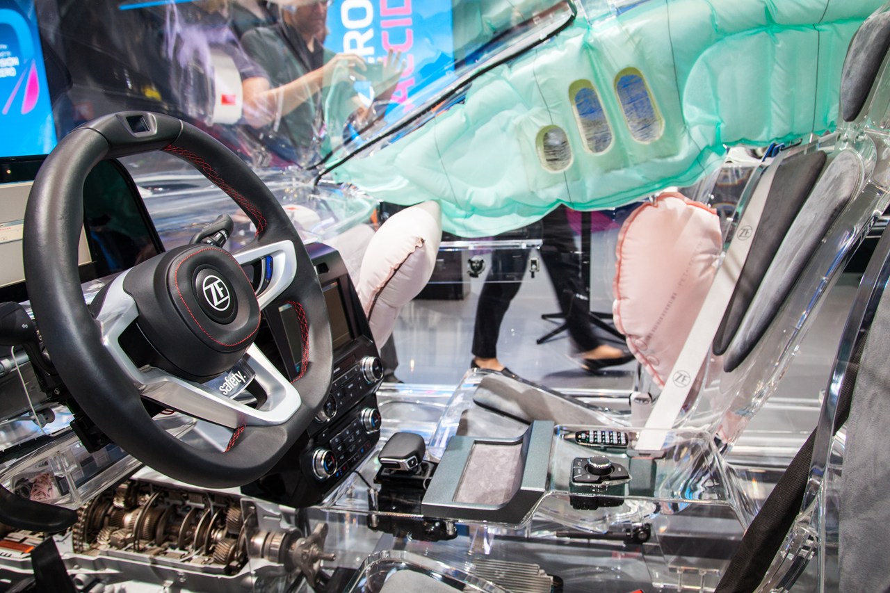 Στις εκθέσεις αυτοκινήτου βλέπεις πράγματα που ίσως να μην τα δεις ποτέ στη ζωή σου...