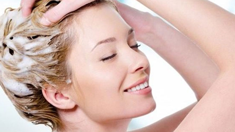 Οι πέντε συνήθειες που καταστρέφουν τα μαλλιά μας