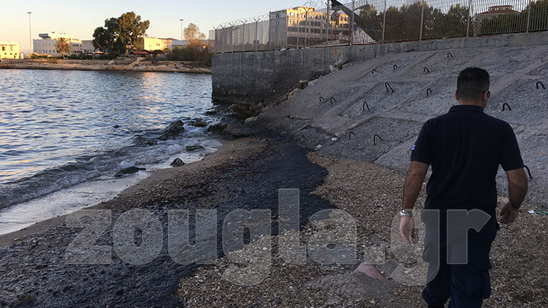 «Μαύρισε» η Πειραϊκή – Εικόνες οικολογικής καταστροφής από τη βύθιση του δεξαμενόπλοιου