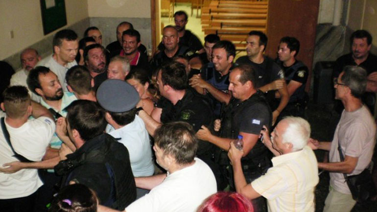 Λάρισα: Ένταση και επεισόδια σε πλειστηριασμούς