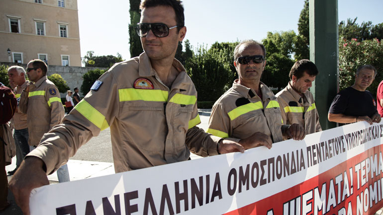 Στην πλατεία Συντάγματος οι συμβασιούχοι πυροσβέστες