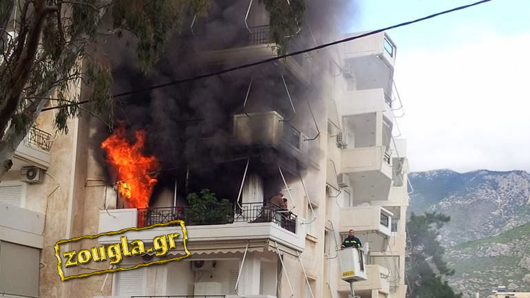 Άγιος Ιωάννης Ρέντης: Αστυνομικός της ΔΙΑΣ σε ρόλο πυροσβέστη μετά από εκδήλωση πυρκαγιάς