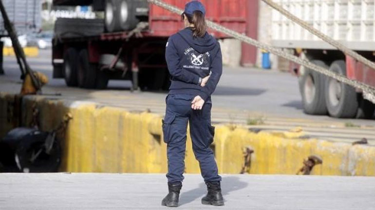 Πάτρα: Boυτιά γυναίκας στη θάλασσα από το μόλο της Αγίου Νικολάου